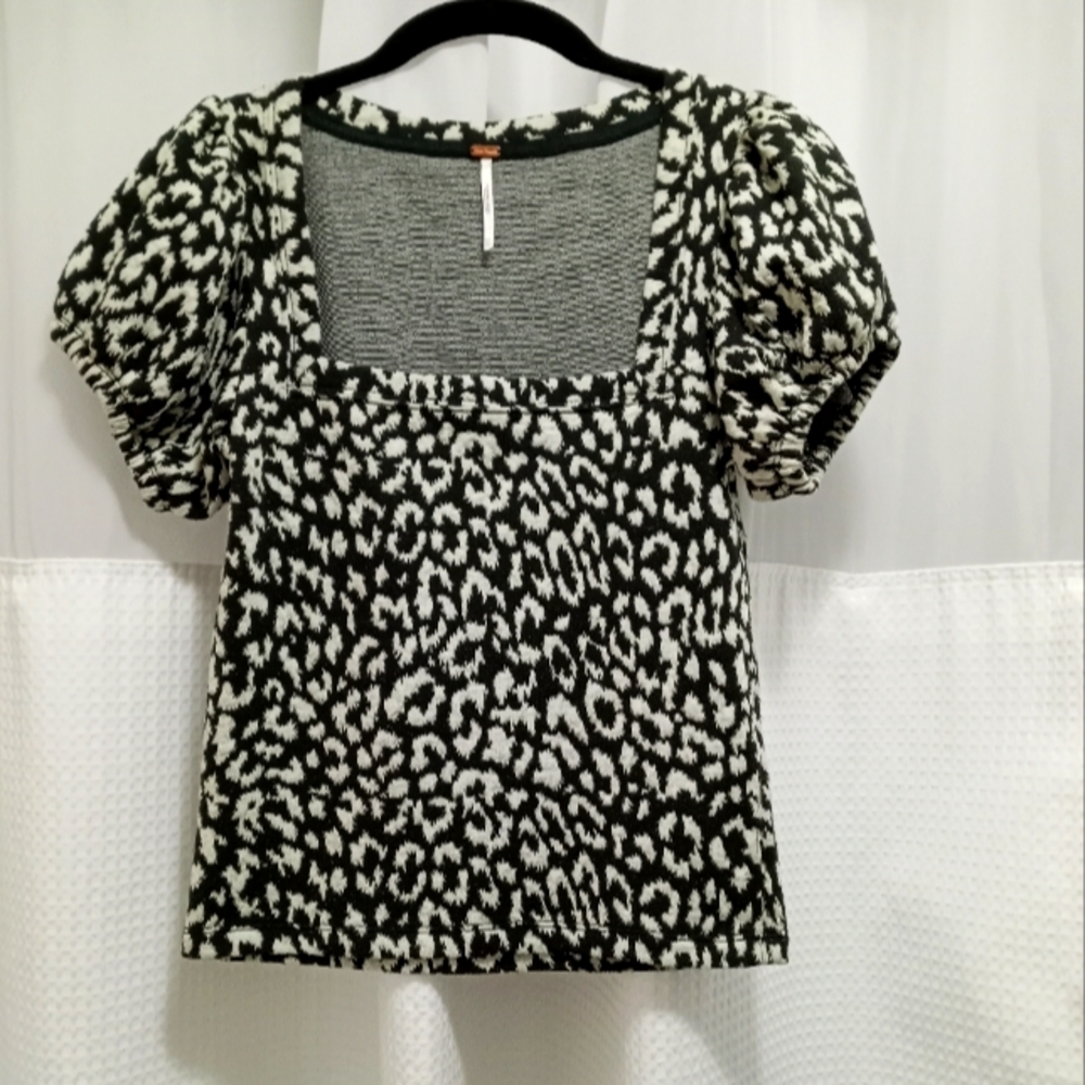 Free People Puff sleeve Black and off White Leopard Print Top. Size xs. GUC.